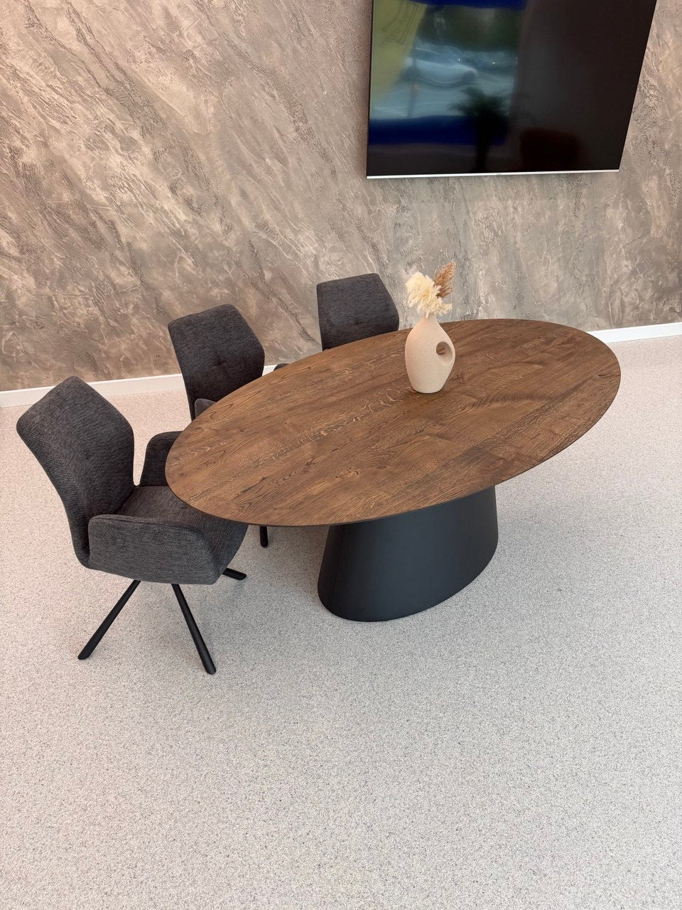 Design Esstisch Eiche massiv – Ellipsenform mit Schweizer Kante