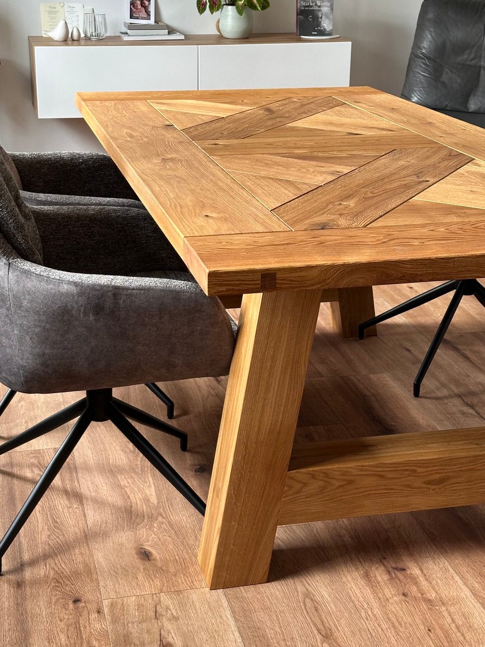 Massiver Landhaus Esstisch aus Eiche- handgefertigt, gebürstete Oberfläche