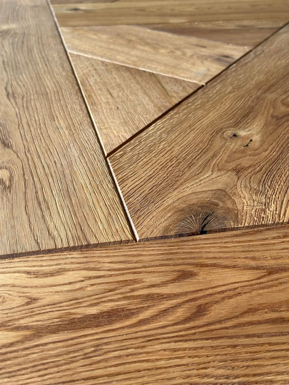 Massiver Landhaus Esstisch aus Eiche- handgefertigt, gebürstete Oberfläche