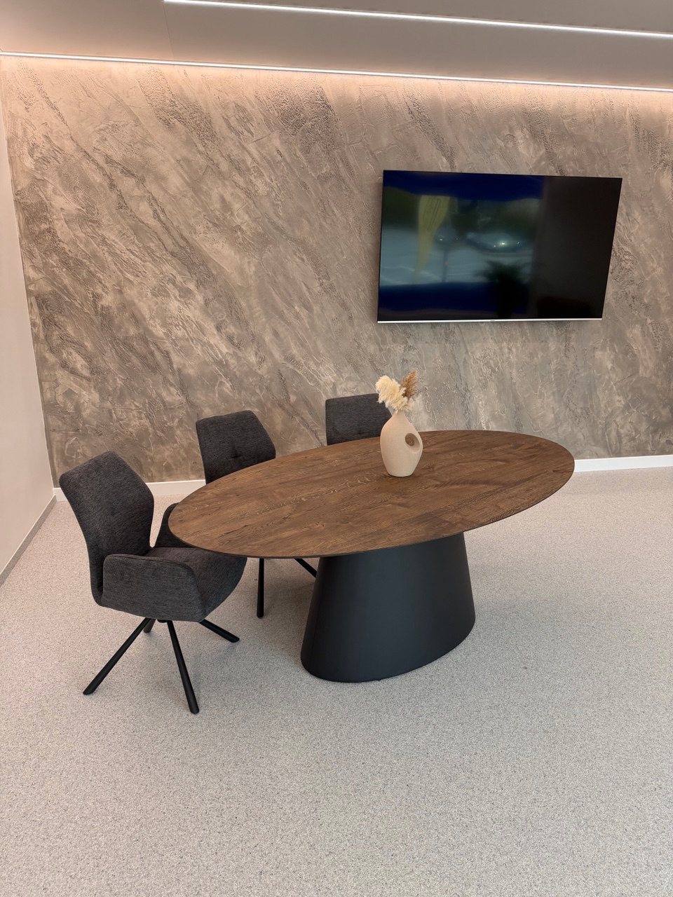 Design Esstisch Eiche massiv – Ellipsenform mit Schweizer Kante