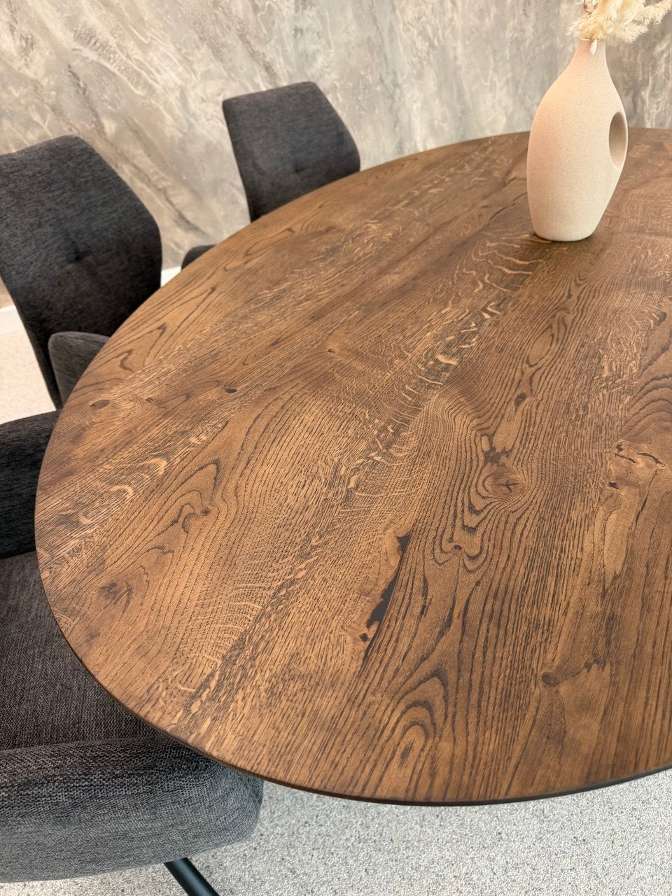 Design Esstisch Eiche massiv – Ellipsenform mit Schweizer Kante